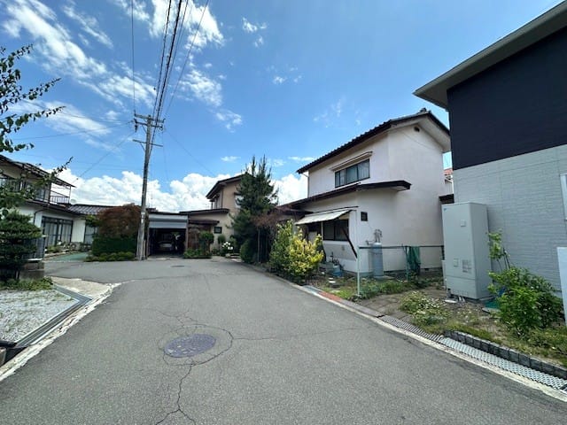 前面道路西側から東方面(2026.6撮影)