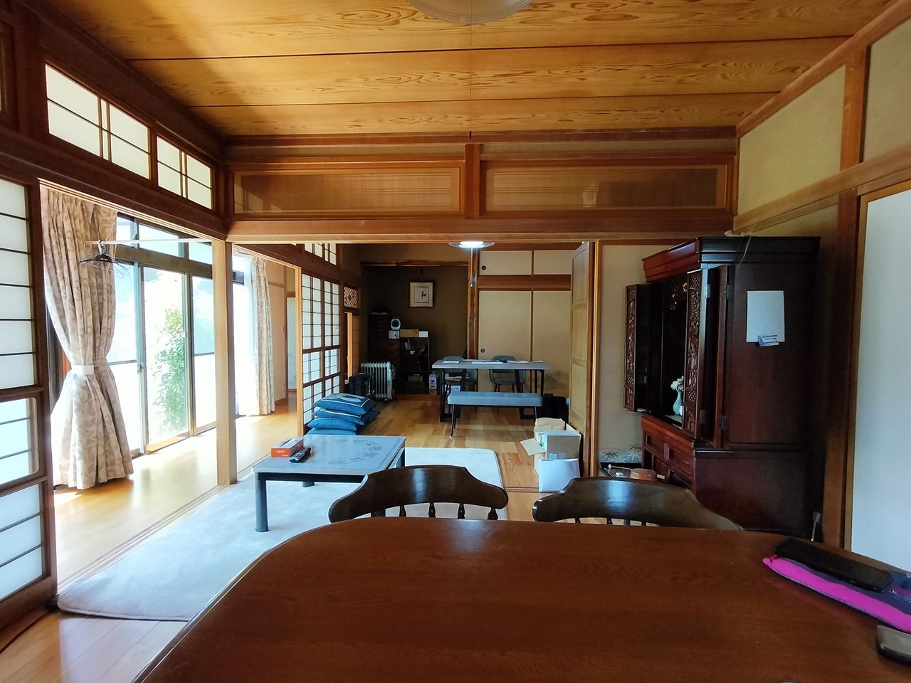 居間は床を無垢材へ張り替えております