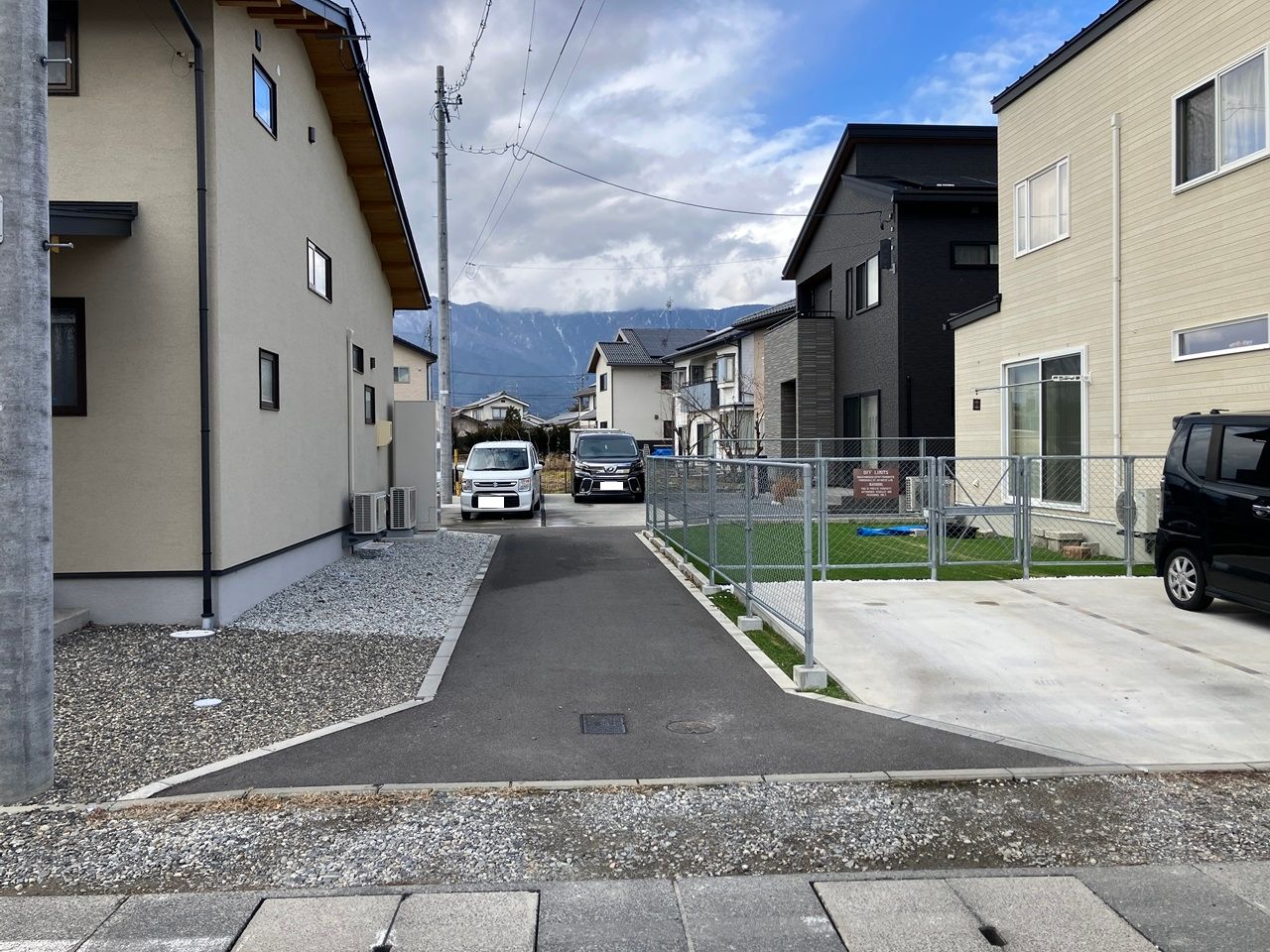 進入路舗装済みで大切な車が汚れません!