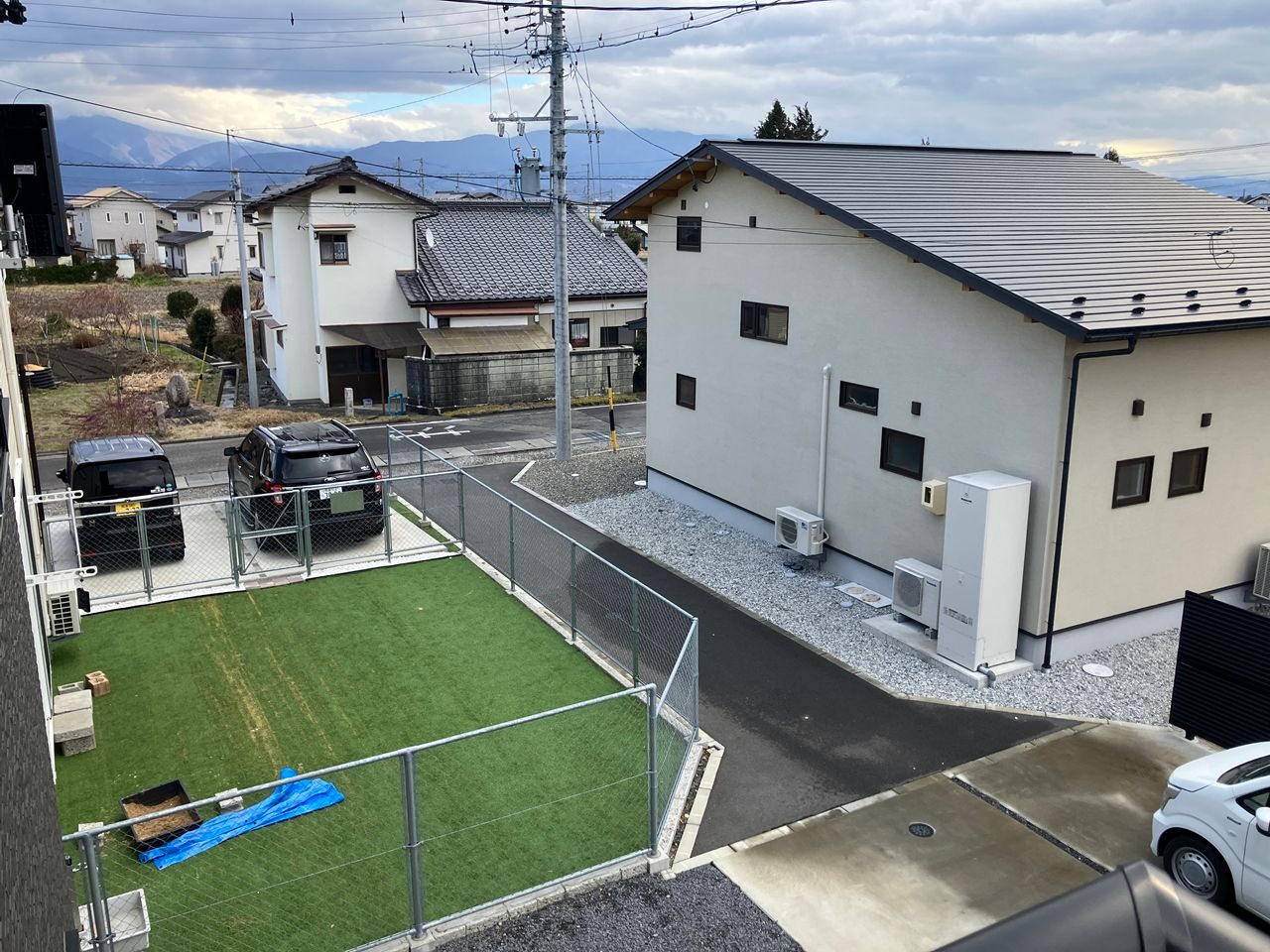 閑静な住宅地で隣宅との距離も程よいです!