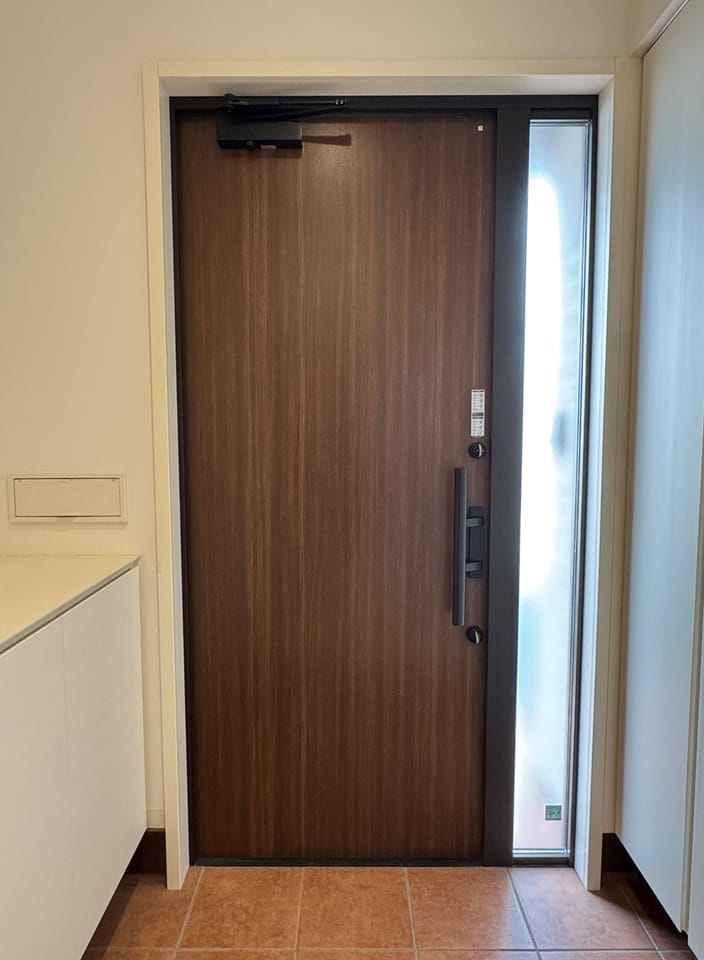 採光を取り込む明るい玄関空間。毎日の “いってきます” と “ただいま” を気持ちよく迎えてくれます。