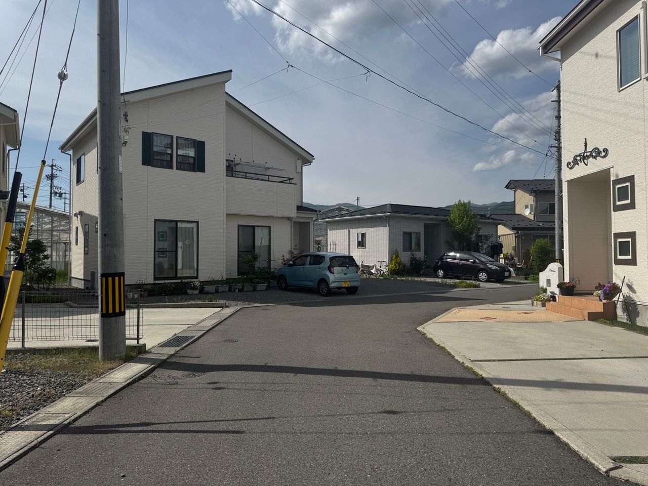 落ち着いた住宅街に位置しており、穏やかな住環境です。車の出入りもしやすく、毎日の通勤やお買い物もスムーズです。