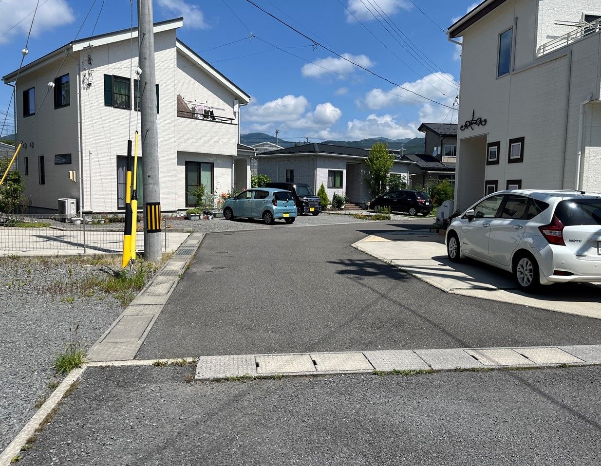 落ち着いた住宅街に位置しており、穏やかな住環境です。車の出入りもしやすく、毎日の通勤やお買い物もスムーズです。
