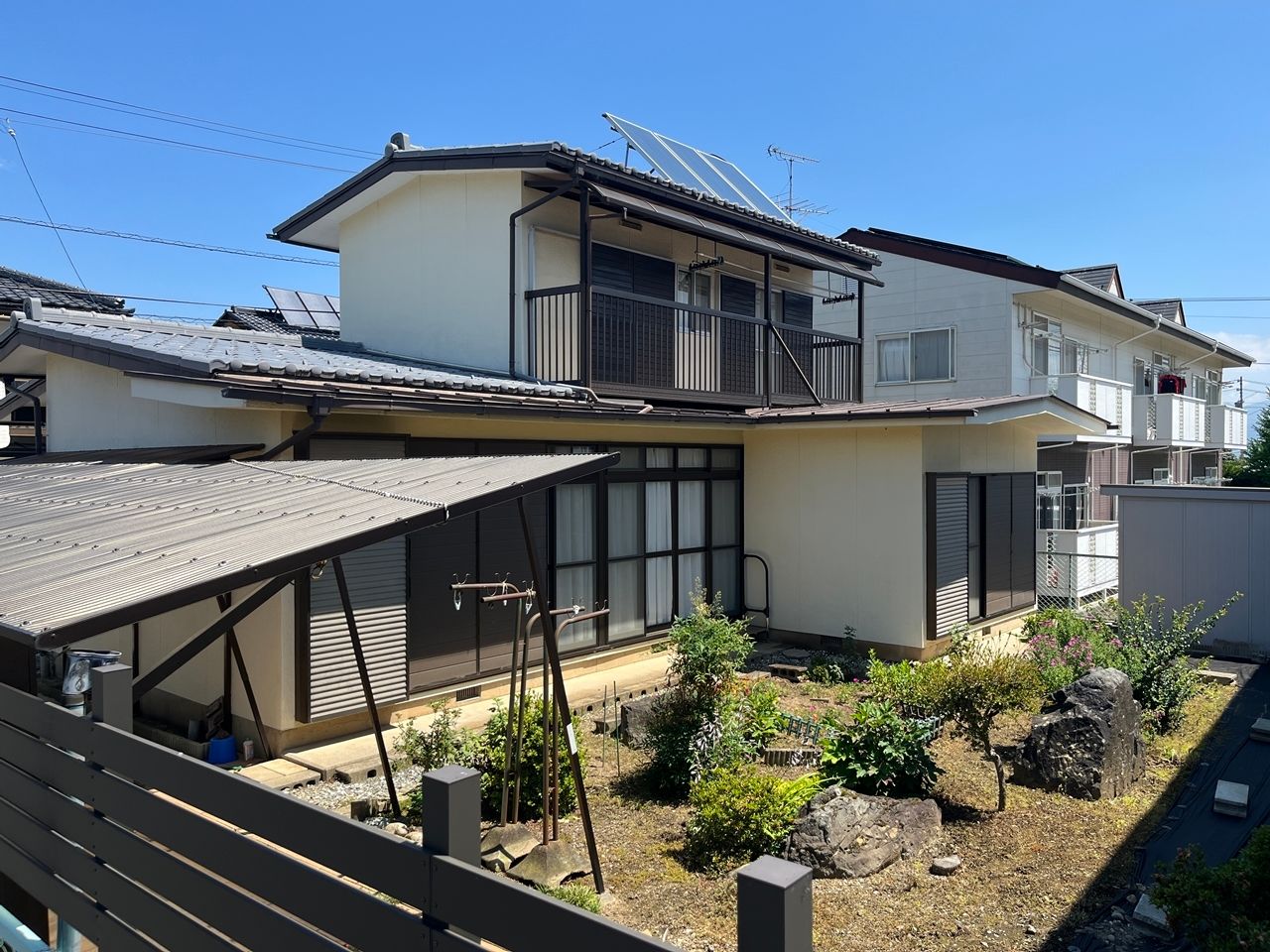 落ち着いた街並みに調和する和風住宅。丁寧に住み継がれてきた住まいです。