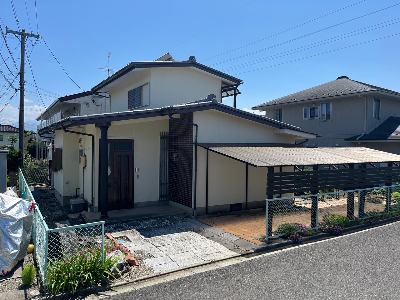 住まいの第一印象を彩ります。玄関壁のデザインが目を引きます。