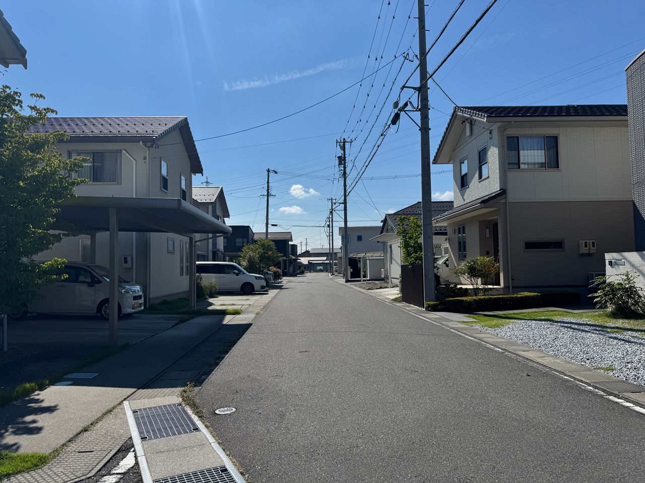 前面道路(西側)は広々6mあるため、日々の駐車が安心です。