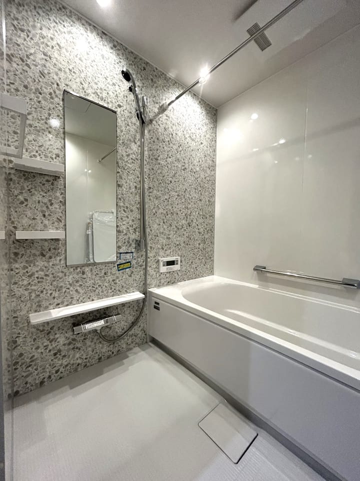 人造大理石調の壁が目を惹く浴室は、1坪タイプのゆったりした広さ。落ち着いた空間で疲れを癒せます。