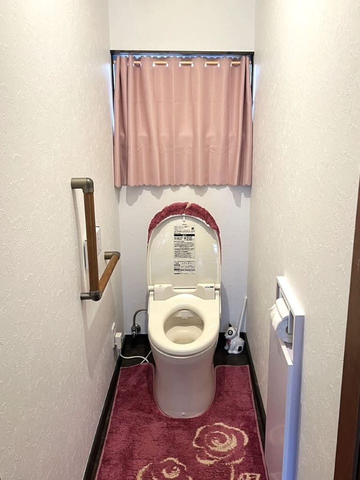 トイレは手すり設置済で、将来的にも優しい工夫。コンパクトな空間で無駄のないスペースです。