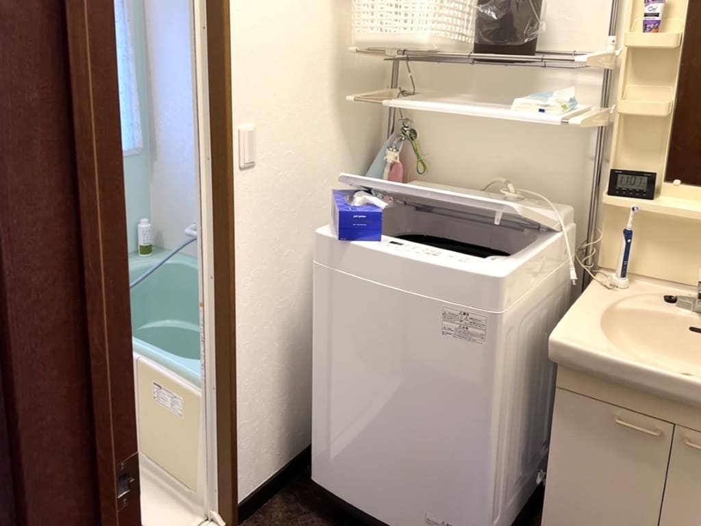 洗面台も2019年に取替リフォーム済。玄関からすぐの間取りで、帰宅後の手洗いもスムーズに。