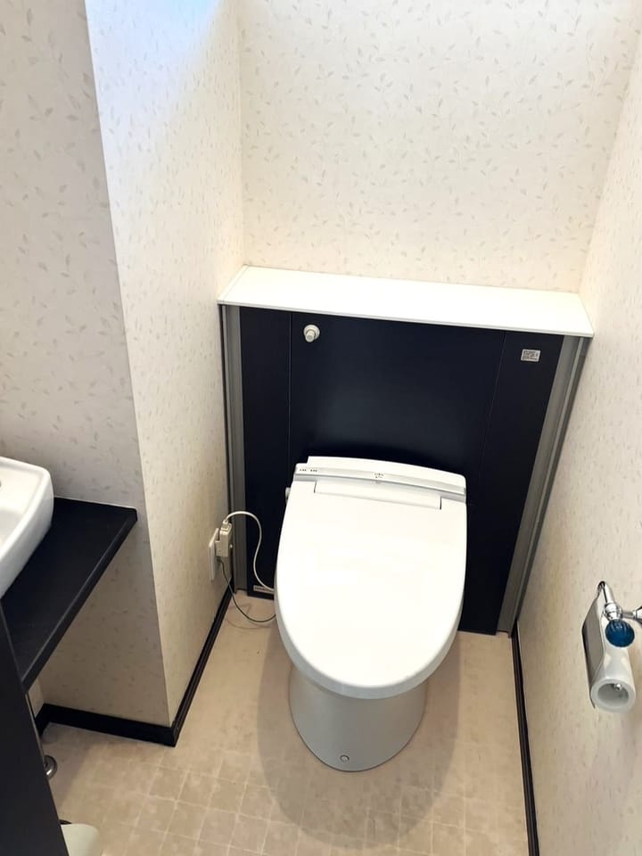 手洗い器設置済みが便利なトイレ。こちらも白×ダークグレーでまとめ、家全体と統一感を持たせています。