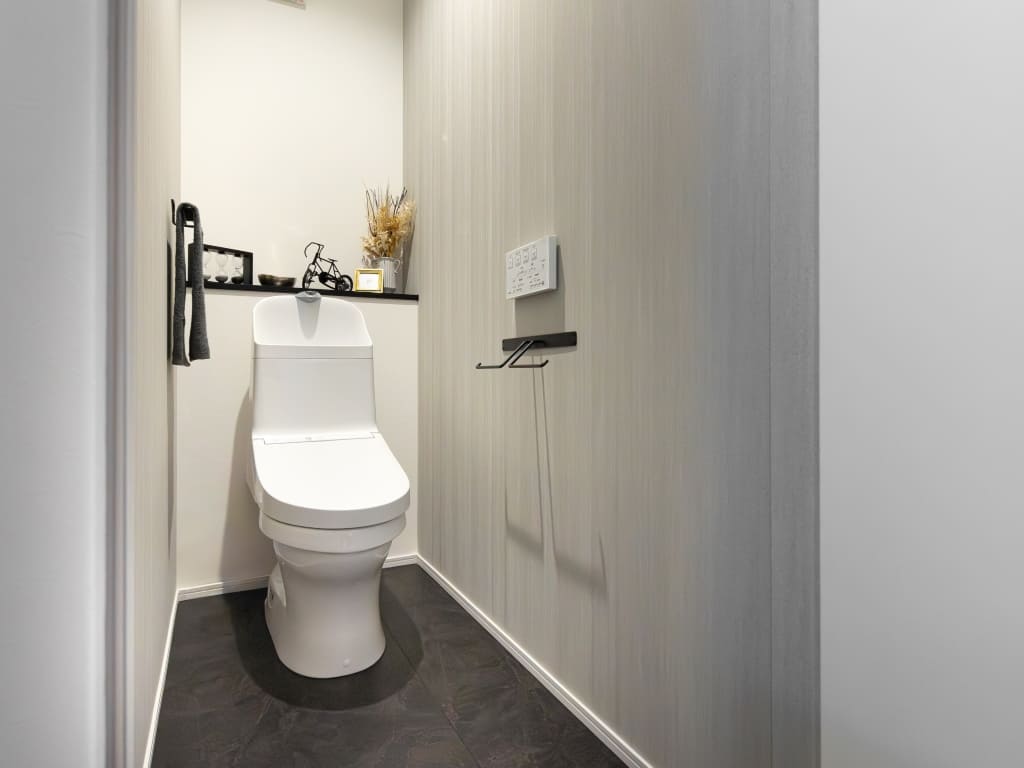 洗面室やトイレ等の水回りには、大理石柄のフロア材を採用。細部まで「ホテルライク」を追求しています。