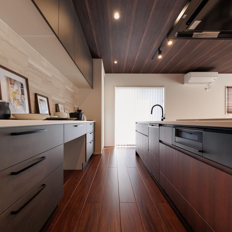 背面の幅広カップボードはで収納力とデザイン性を両立。料理時間も気分が上がる空間です。