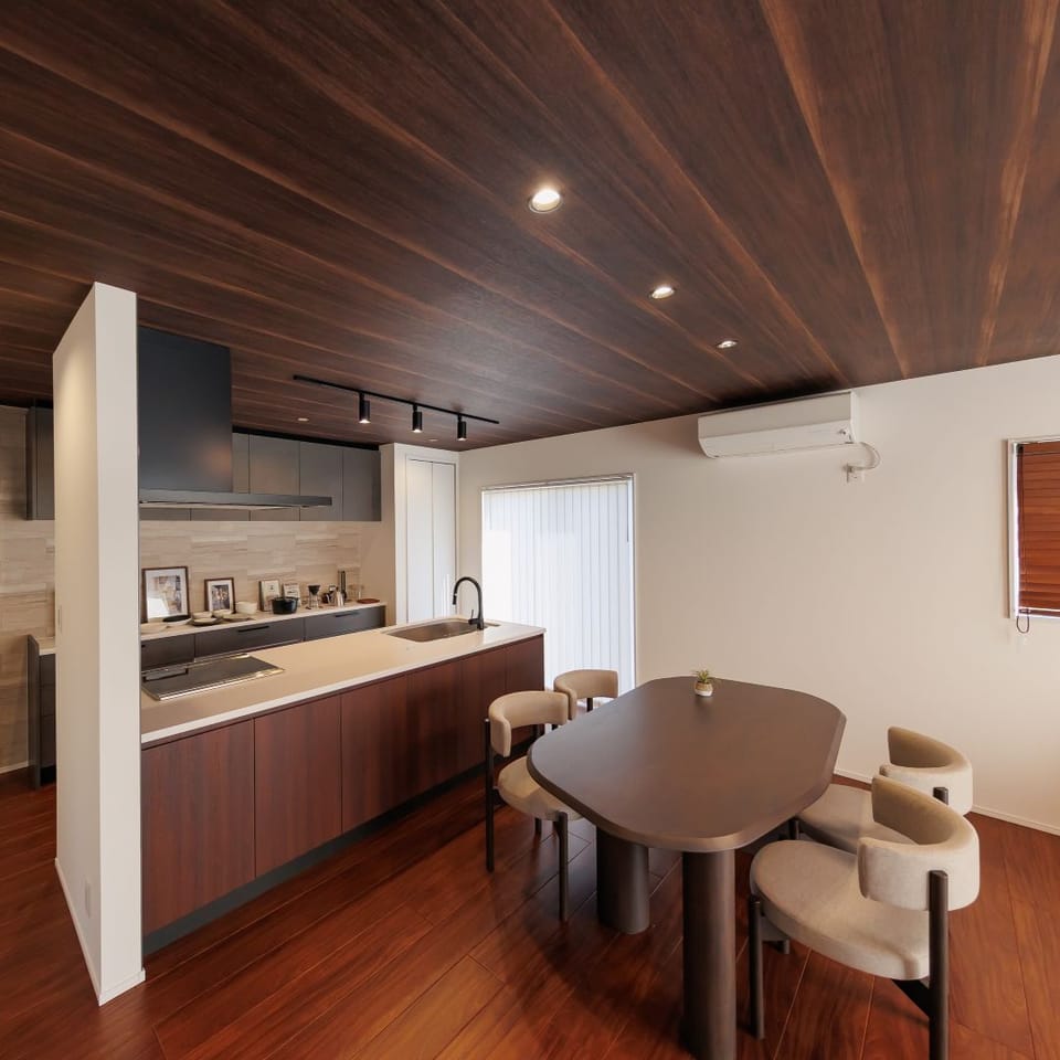 開放感が人気のペニンシュラ型キッチンは、フローリングと色味を合わせた特注カラーでコーディネート。