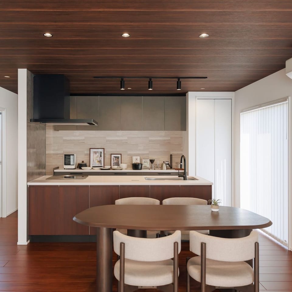 キッチンからLDK全体を見渡せる人気の間取りで、料理中もご家族とのコミュニケーションがスムーズに。