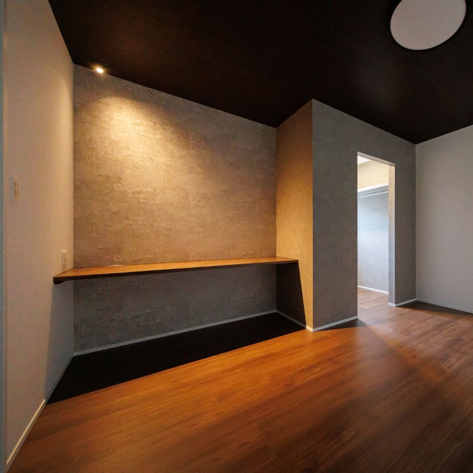 間接照明が寝室のカウンタースペースを照らす*施工例