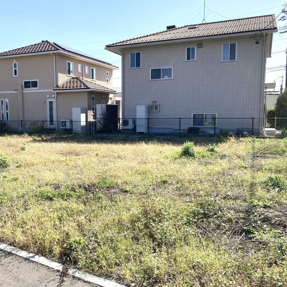 市役所、総合病院といった利便施設まで車5分。安曇野ICは車6分で、高速道路をよく利用される方も便利!