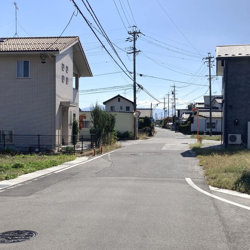 前面道路の幅は約6mと、車の行き違いがスムーズ。生活道路としての通行がメインで交通量は多くありません。