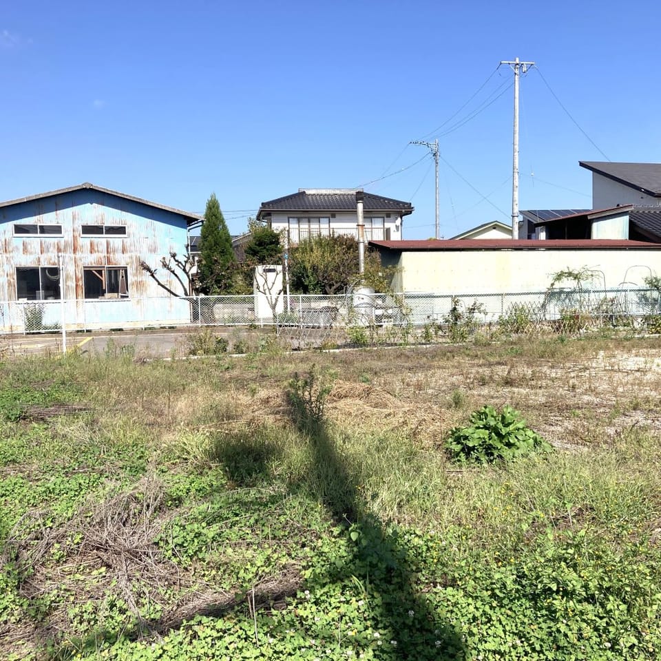 市役所、総合病院といった利便施設まで車5分。安曇野ICは車6分で、高速道路をよく利用される方も便利!