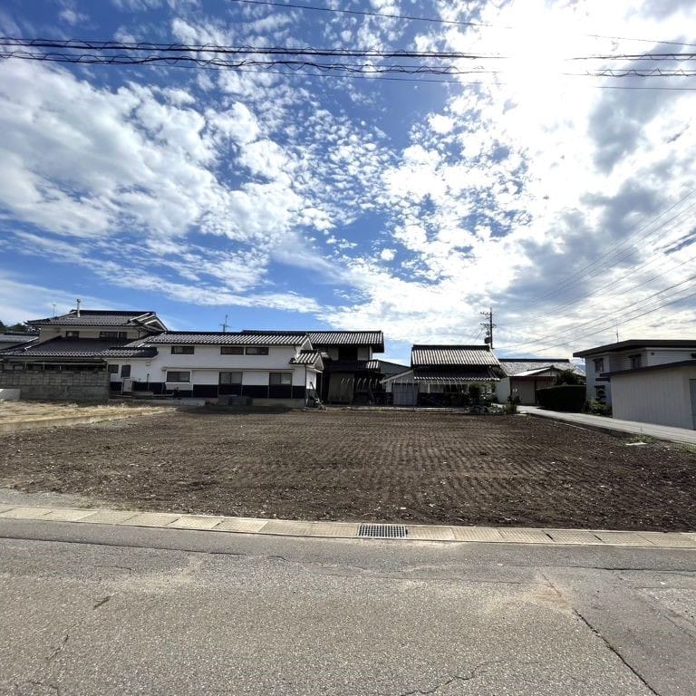 大通りから離れた、閑静な住宅地の一画です。周囲は住宅と田畑が混在し、落ち着きのある暮らし向き。