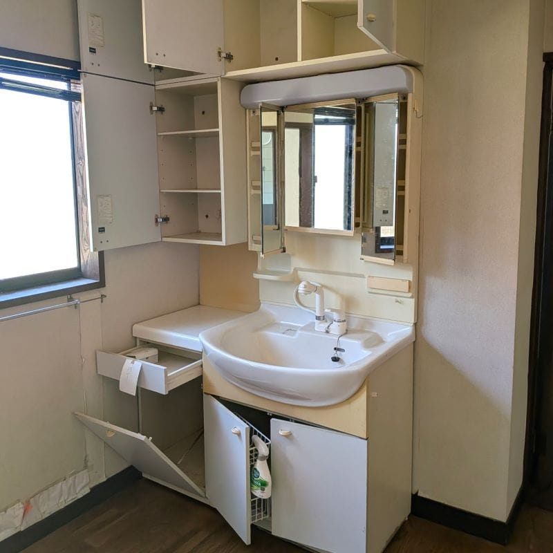 収納力たっぷりの洗面化粧台。日用品をすっきり整理でき、毎日の身支度も快適です。