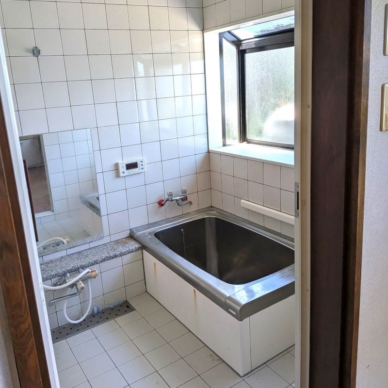 窓付きで明るく、しっかり換気できる浴室。タイル張りでお手入れも簡単です。