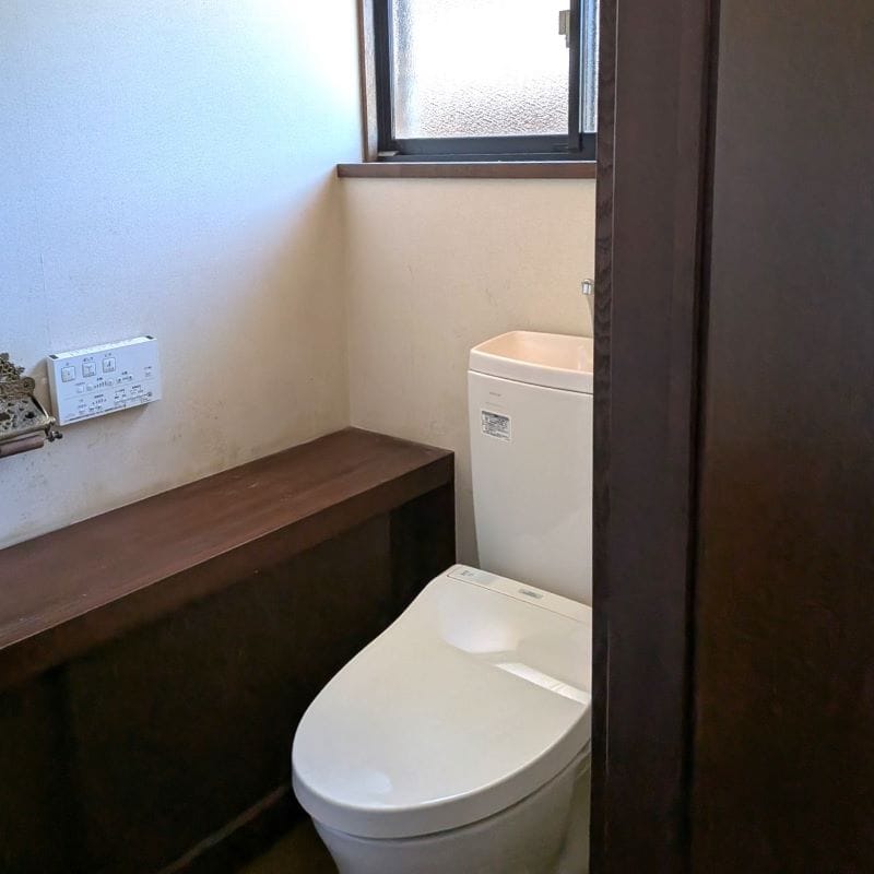 温水洗浄機能付きのトイレは手洗い場を隣接し、スムーズな動線です。2階にもトイレがあり、安心&便利。