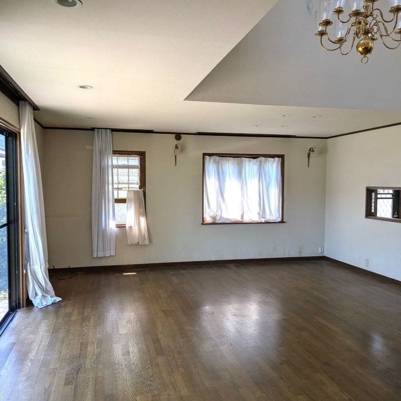 南側の大きな窓から陽射しが差し込むリビングは、開放感あふれる広々25帖。