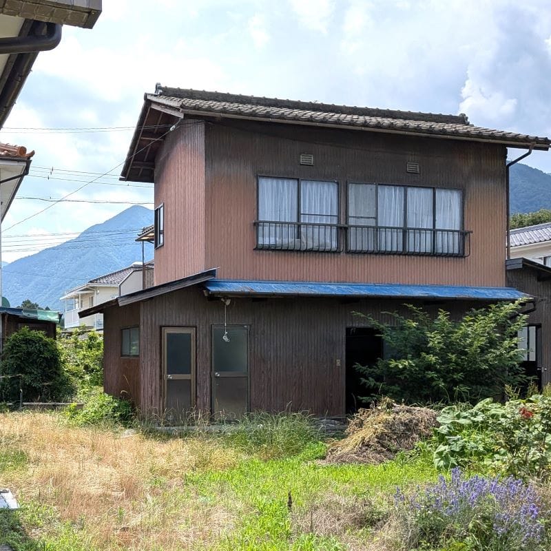 離れは母屋の北側にあり、静かな佇まい。大通りから離れているので、隠れ家としてもぴったりです。