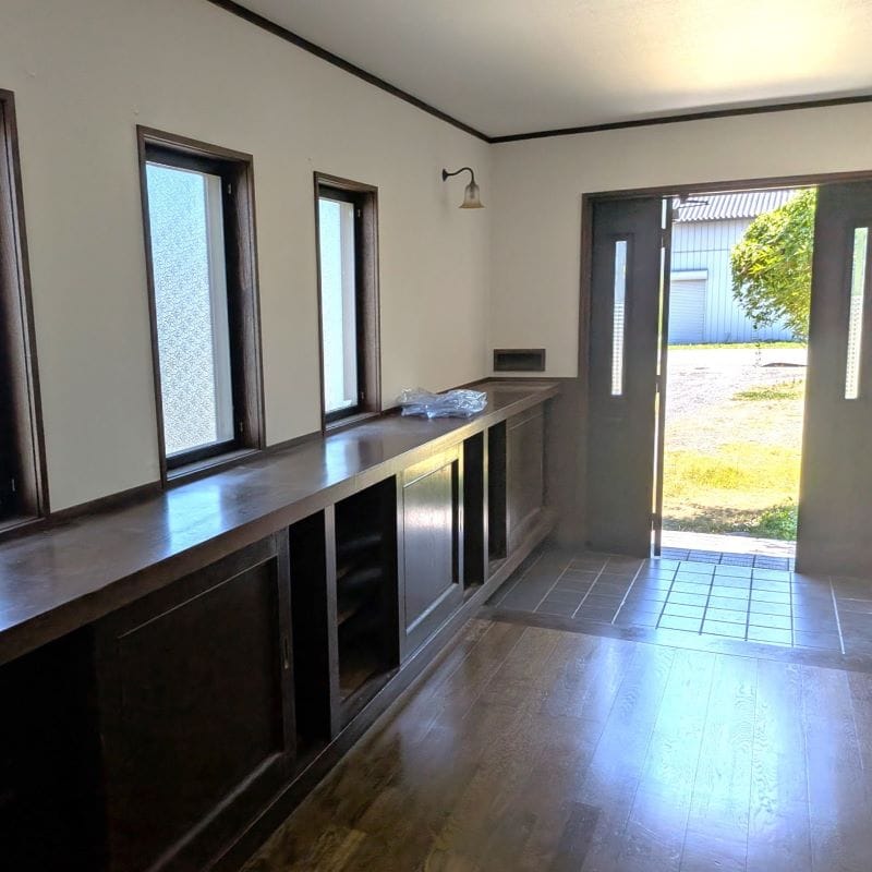 自然光が差し込む明るい玄関ホール。大容量のシューズボックス付きで、機能性と快適さを両立。