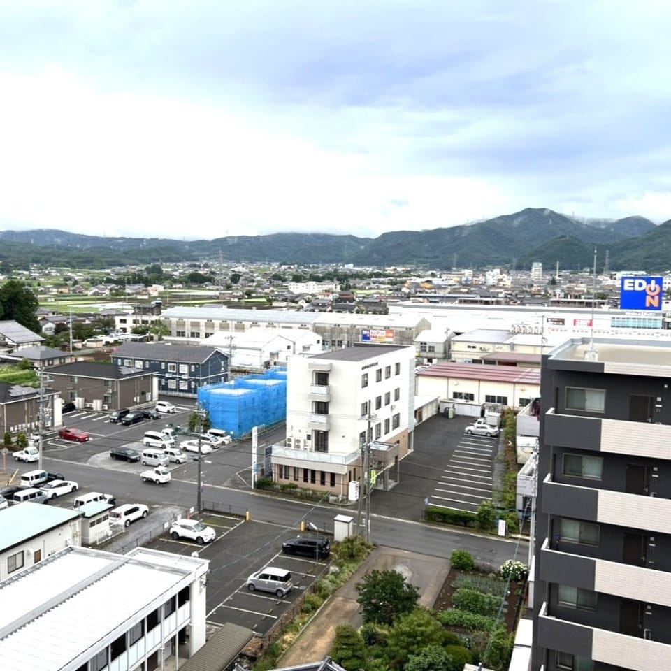 バルコニーからは市街地を一望できます。天気の良い日は中央アルプスの山並みも臨めます。