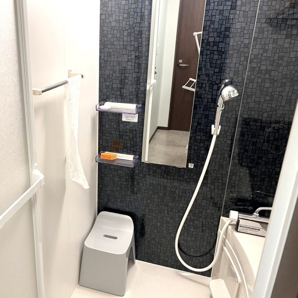 ユニットバスも新品交換済です。ネイビー×ライトグレーでまとまったシックで安らげる空間です。