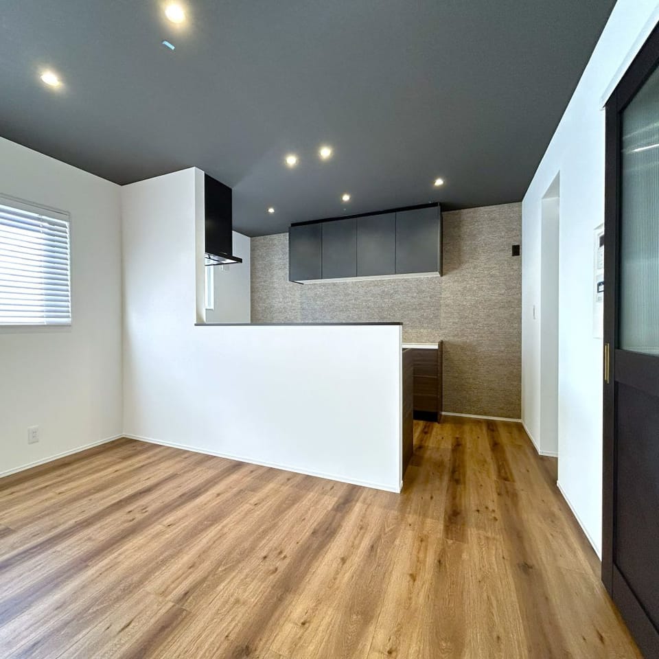 奥行きのあるLDKはキッチンからの見通しも良く、家事をしながらダイニング、リビングの様子を見守れます。