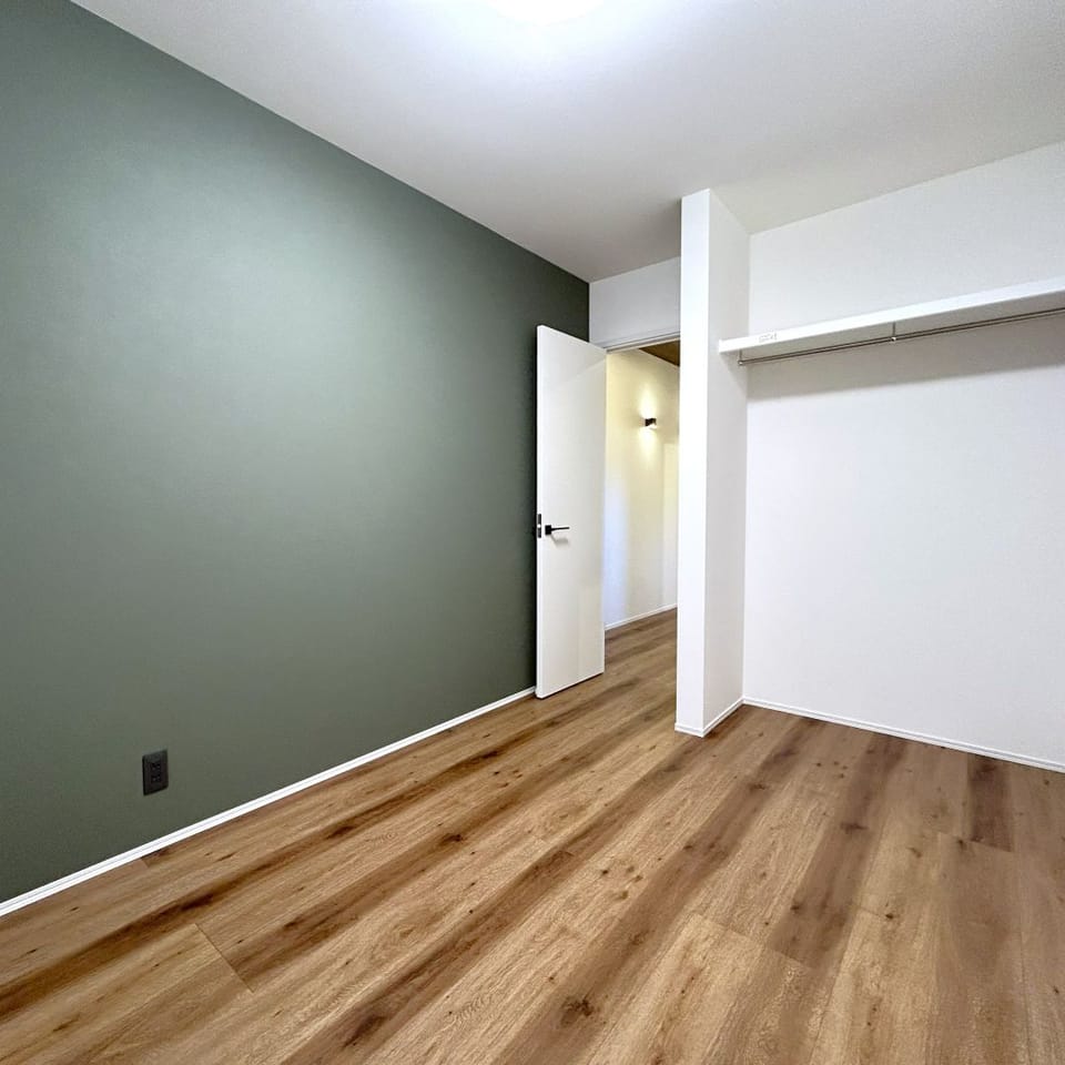 2部屋ある洋室は、カラーリングの異なるアクセントクロスで遊び心を感じられながら、落ち着きのある室内に。