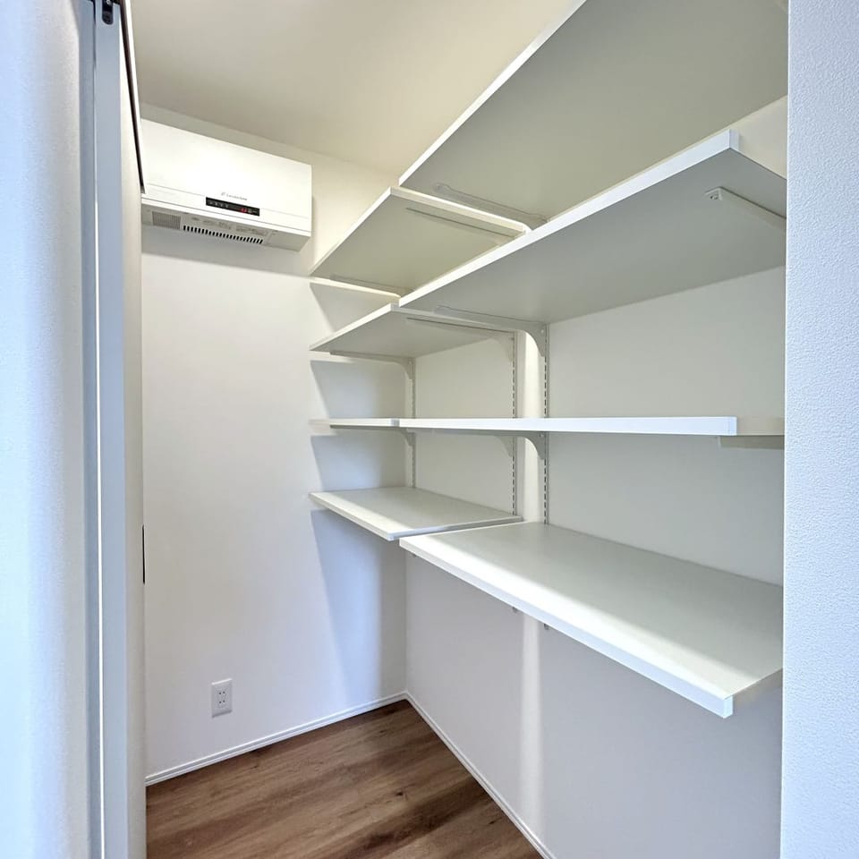 キッチン横のパントリーはエントランスクロークと扉で繋がっています。買い物動線を短縮し、片付けが楽々に。