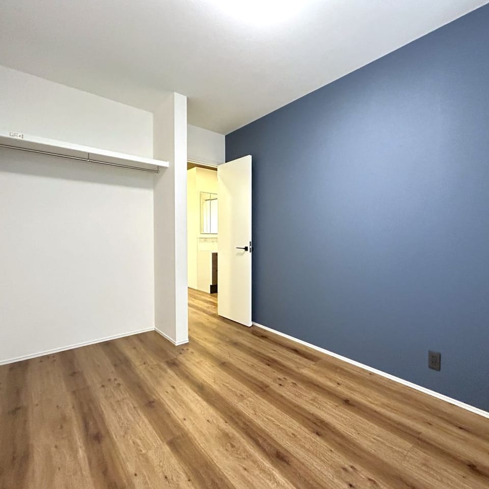 5帖の洋室は子ども部屋や書斎代わりなど幅広く使える広さ。ハンガーパイプ付きで衣類の収納が楽々です。