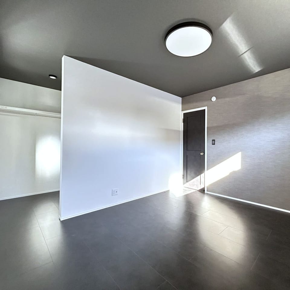 シンプルなブラックの天井に、アイアン調のフローリングがシックで大人の上質感のある寝室。2帖のWIC付きです。