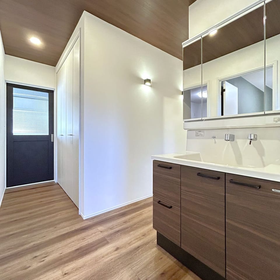 脱衣室から洗面台を独立させ、家族全員が気兼ねなく使いやすく。洗面台は使いやすい幅広タイプです。