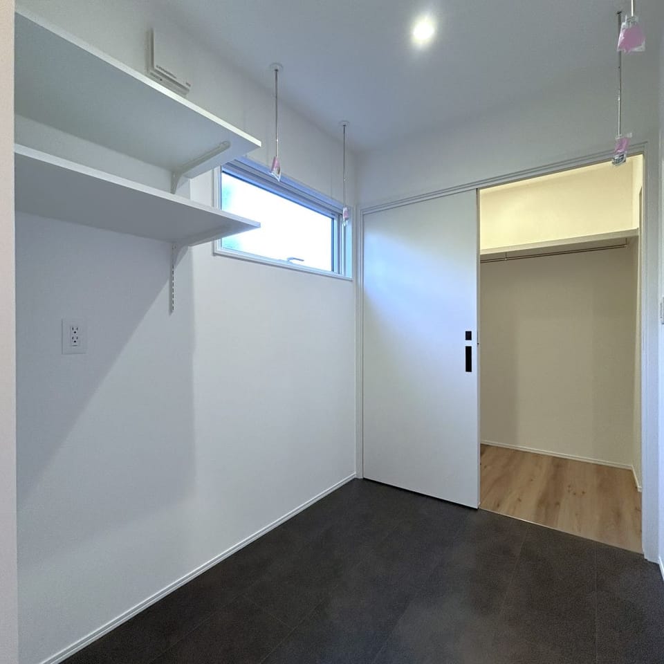 脱衣室とファミリークローゼットを隣接し、洗う→干す→しまうがひと続きにできる設計。家事のストレスをぐっと減らせます。