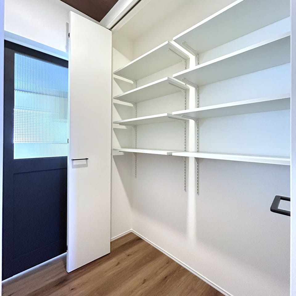 廊下に設けた収納スペースは、掃除道具や季節のアイテムの収納に大活躍。いつも整った室内を保てます。