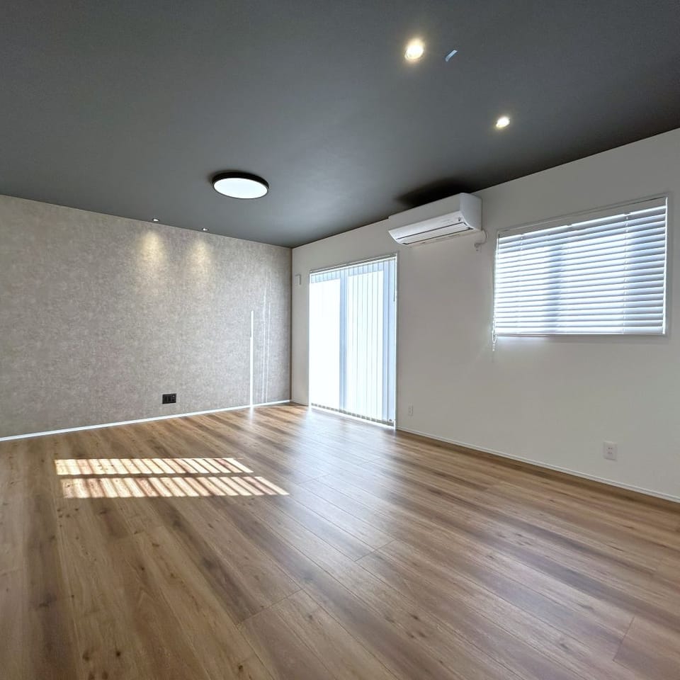 16帖LDKは南窓から明るい陽ざしがたっぷり注ぎます。ナチュラルさと上品さを兼ね備えた、長く愛せる空間です。