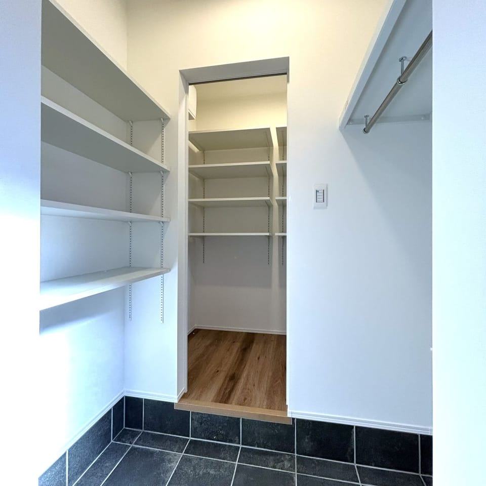 エントランスクロークには可動棚&ハンガーパイプ付。外遊びのおもちゃやベビーカー、上着などを収納できます。