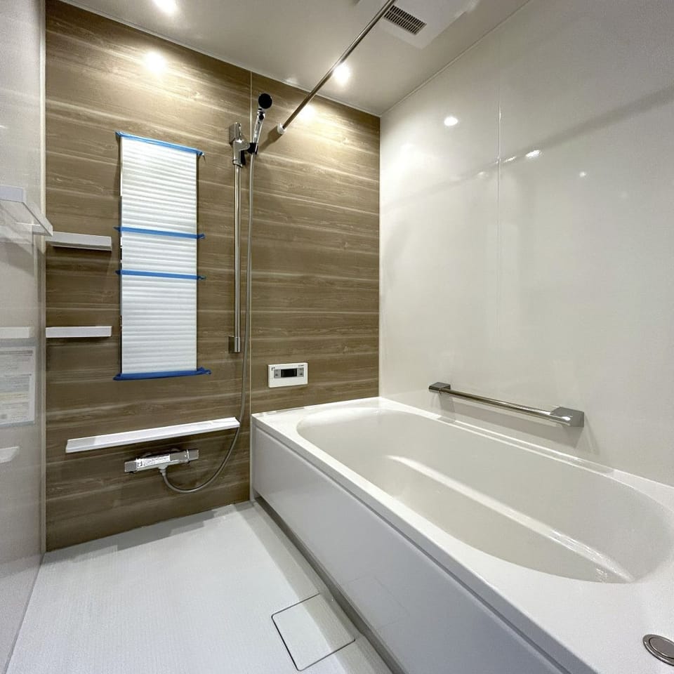 柔らかなグレージュのパネルが癒しの時間を演出する浴室。汚れが入りにくい磁器タイルの床でお掃除も簡単です。