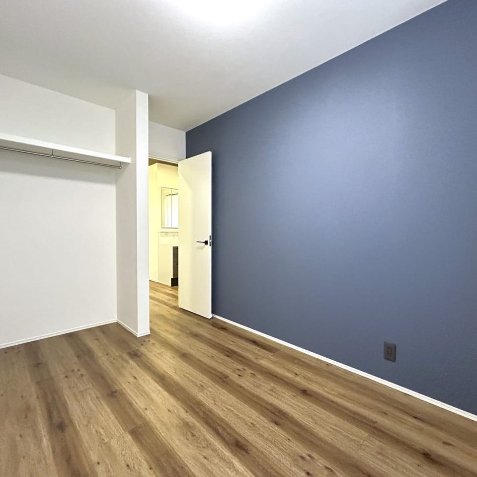 5帖の洋室は子ども部屋や書斎代わりなど幅広く使える広さ。ハンガーパイプ付きで衣類の収納が楽々です。