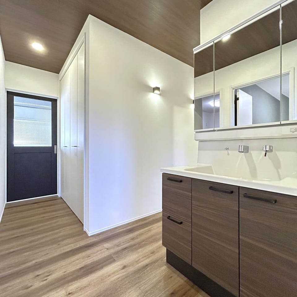 脱衣室から洗面台を独立させ、家族全員が気兼ねなく使いやすく。洗面台は使いやすい幅広タイプです。