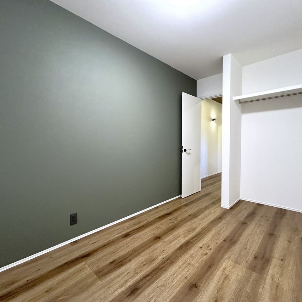 2部屋ある洋室は、カラーリングの異なるアクセントクロスで遊び心を感じられながら、落ち着きのある室内に。