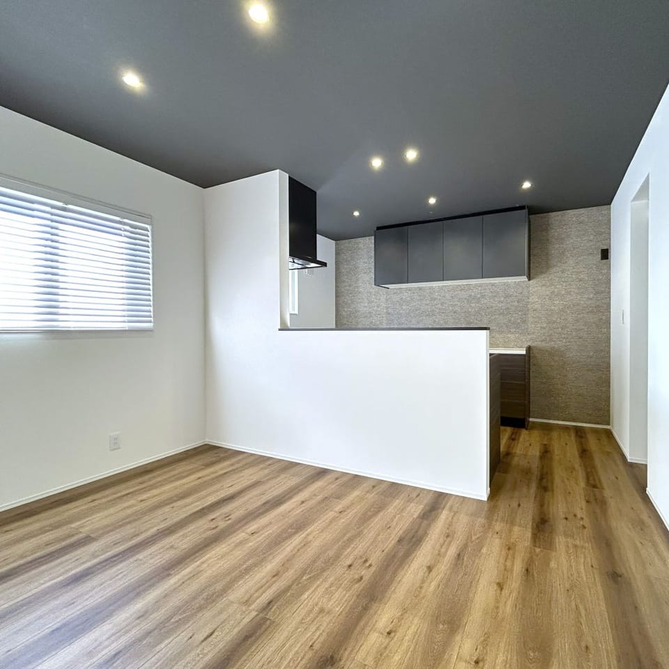 奥行きのあるLDKはキッチンからの見通しも良く、家事をしながらダイニング、リビングの様子を見守れます。