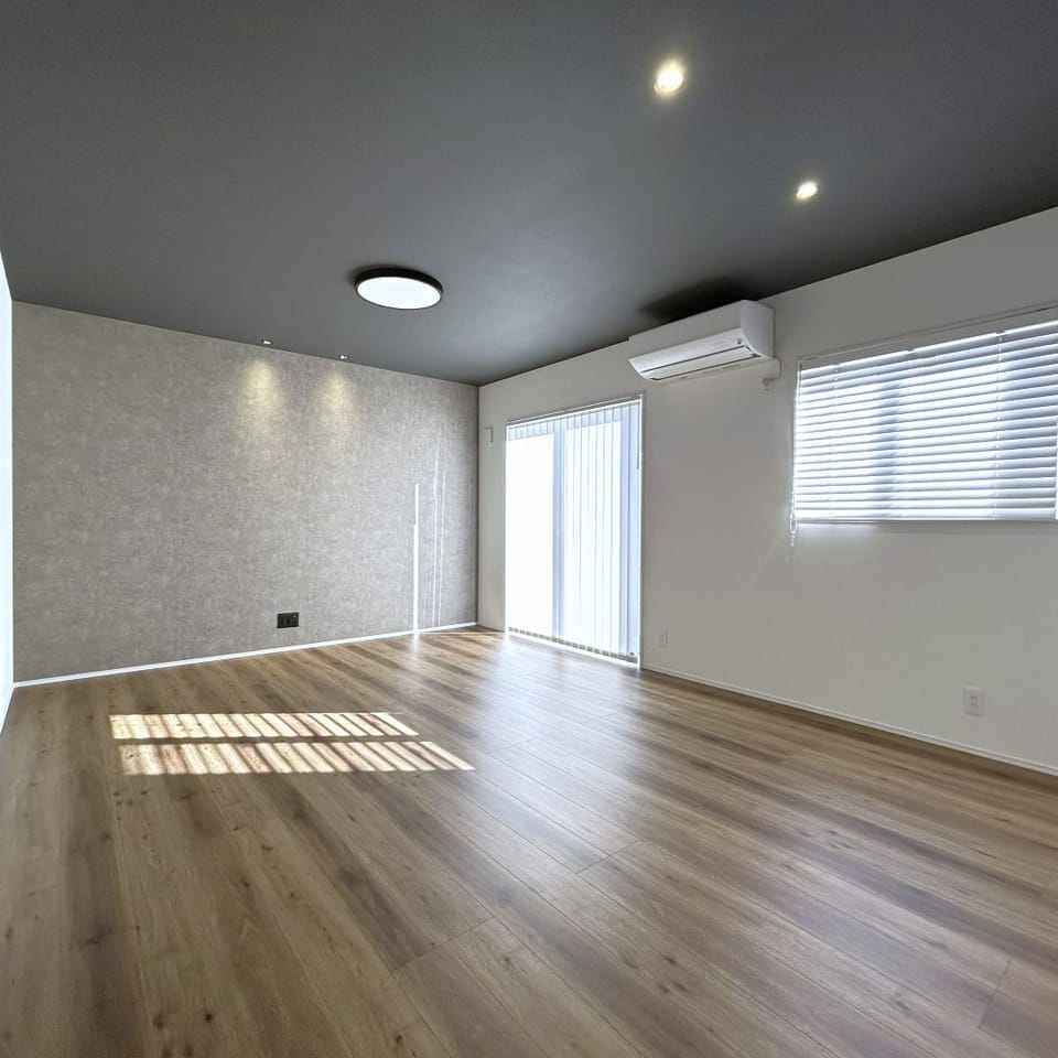 16帖LDKは南窓から明るい陽ざしがたっぷり注ぎます。ナチュラルさと上品さを兼ね備えた、長く愛せる空間です。