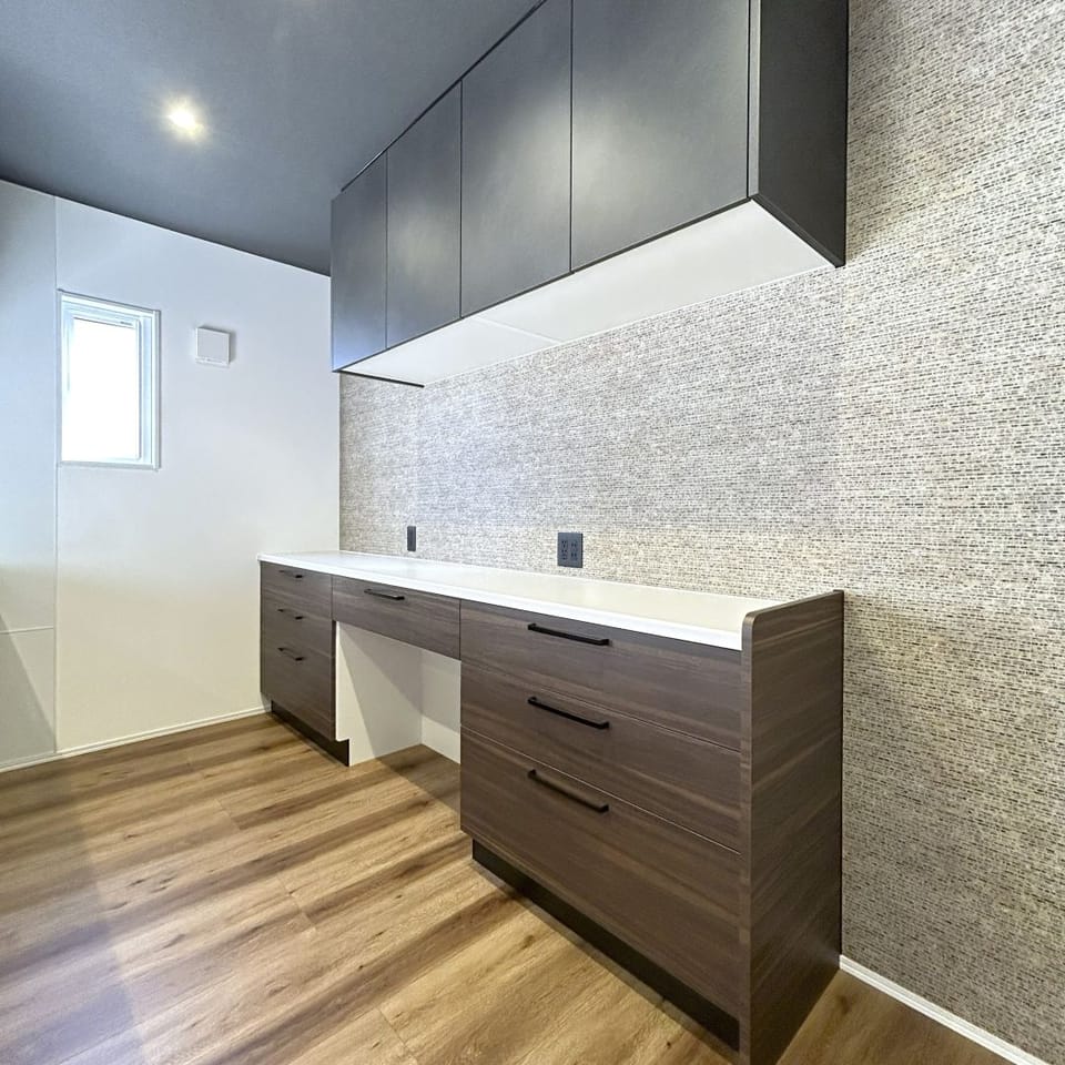 カップボードは収納に困らないワイドタイプが嬉しい。ストーン調のアクセントクロスがワンポイントに。