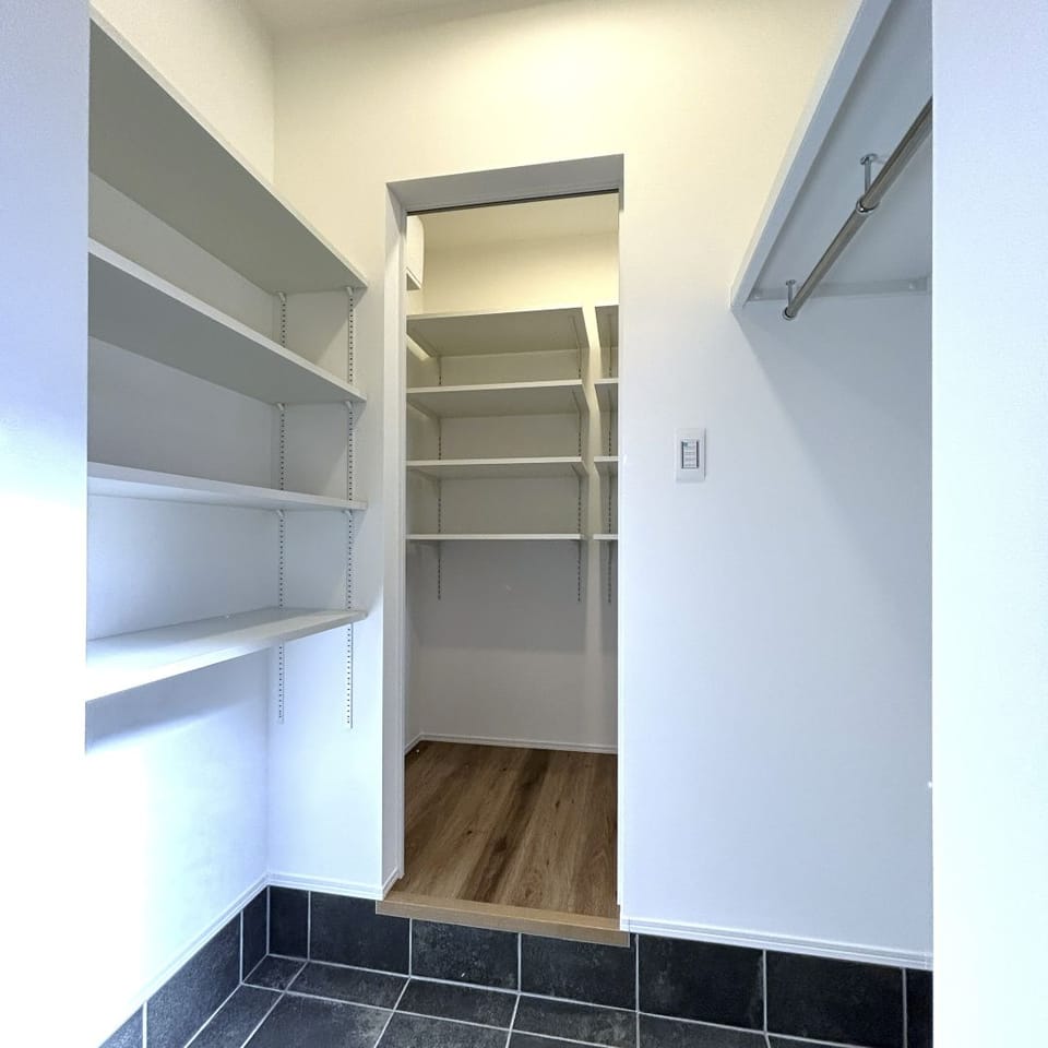 エントランスクロークには可動棚&ハンガーパイプ付。外遊びのおもちゃやベビーカー、上着などを収納できます。