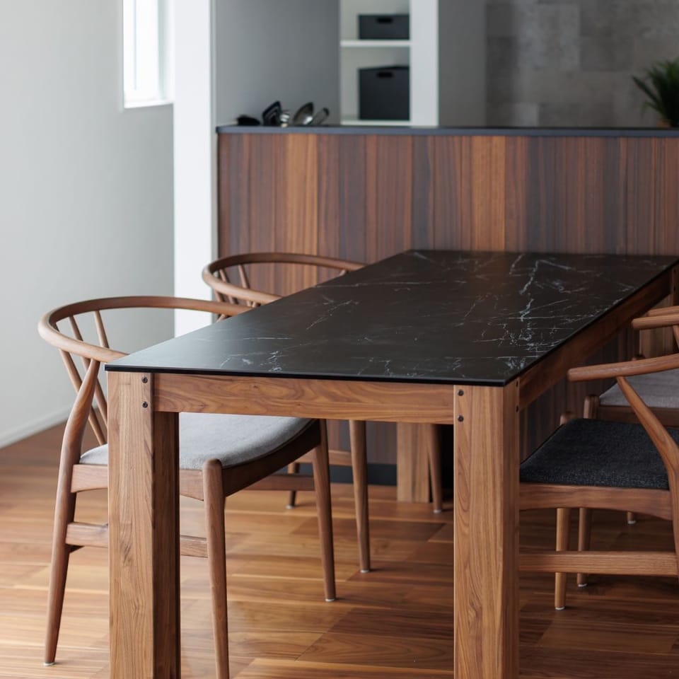 キッチンの腰壁には木目のアクセントで部屋全体を落ち着いた雰囲気に*施工例